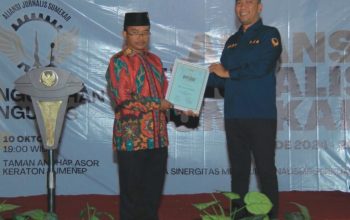 MH Said Abdullah Dinobatkan Sebagai Tokoh Peduli Pendidikan Sumenep